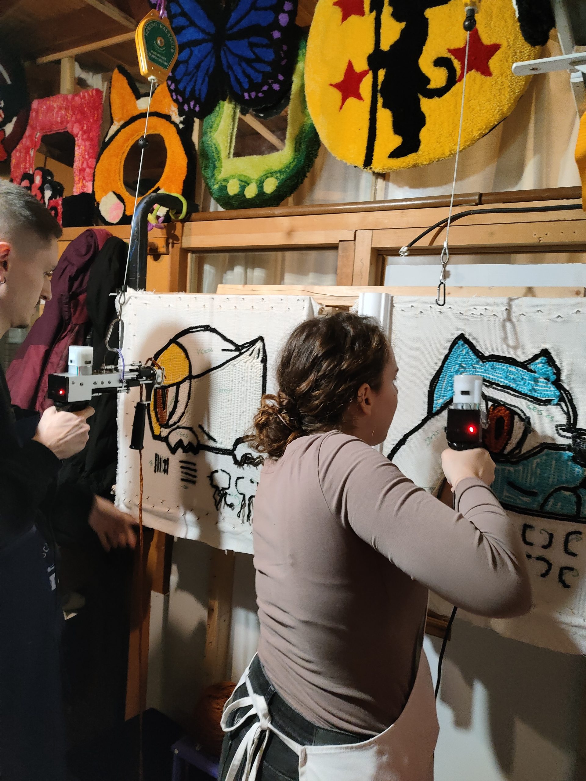 Disponemos de cursos de formación en la técnica completa del tufting y talleres adaptados de personalización