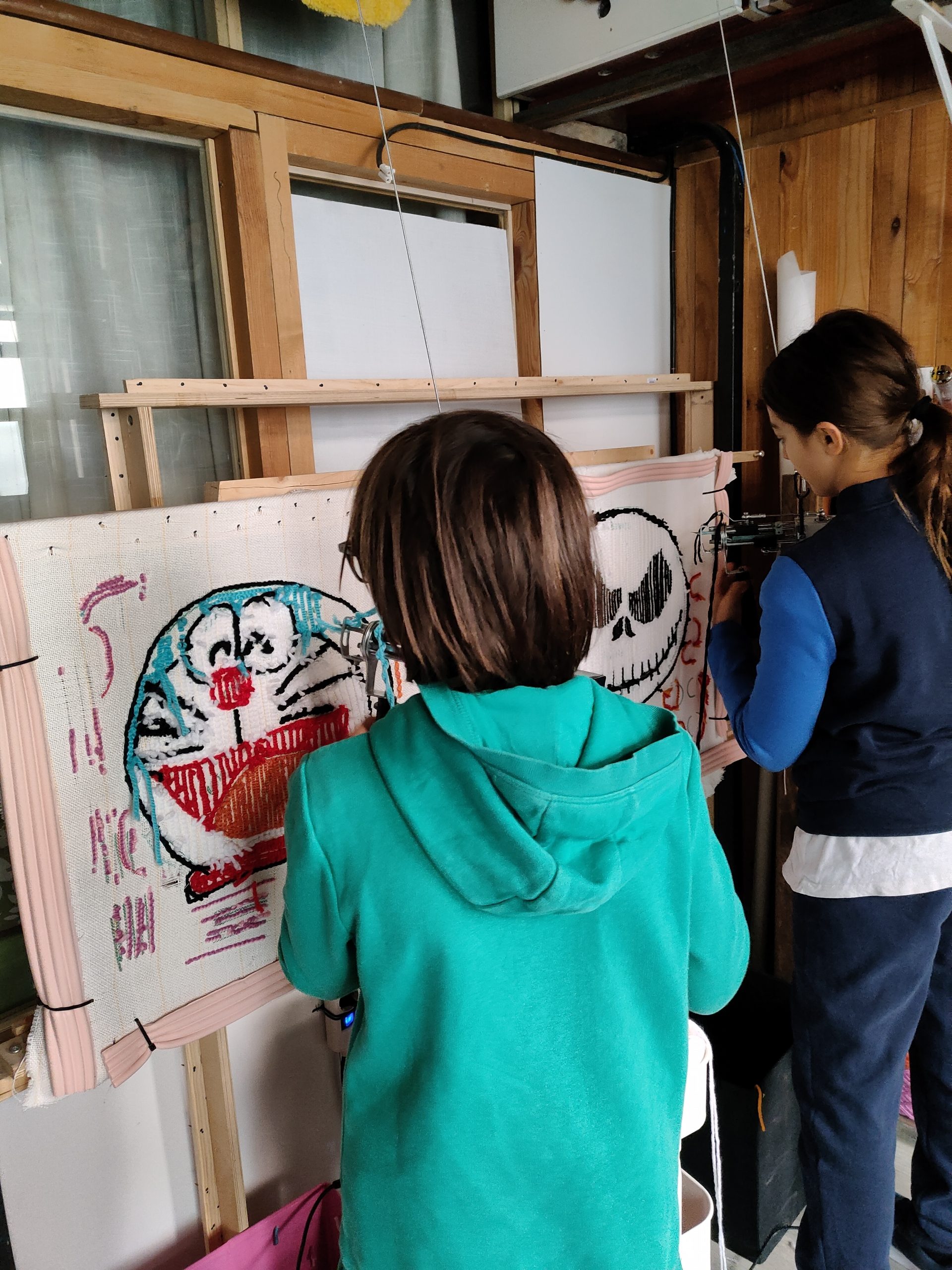 Sin ningún conocimiento puedes iniciarte en la técnica del tufting de forma sencilla y económica